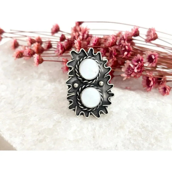 Southwest Style Mother of Pearl Vintage Freeform Wavy Vintage Ring - sz 7 - Picture 9 of 10